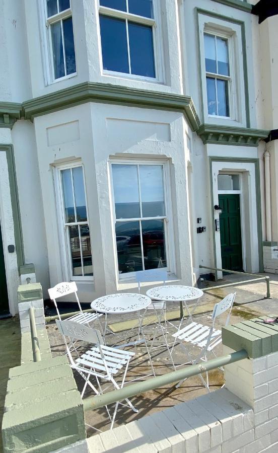Seascape - Fantastic Location With Sea Views! Apartment Scarborough Bagian luar foto