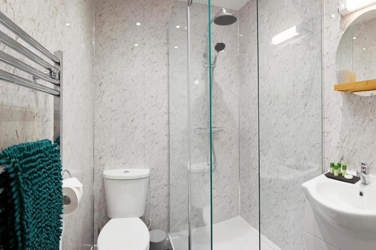 Seascape - Fantastic Location With Sea Views! Apartment Scarborough Bagian luar foto