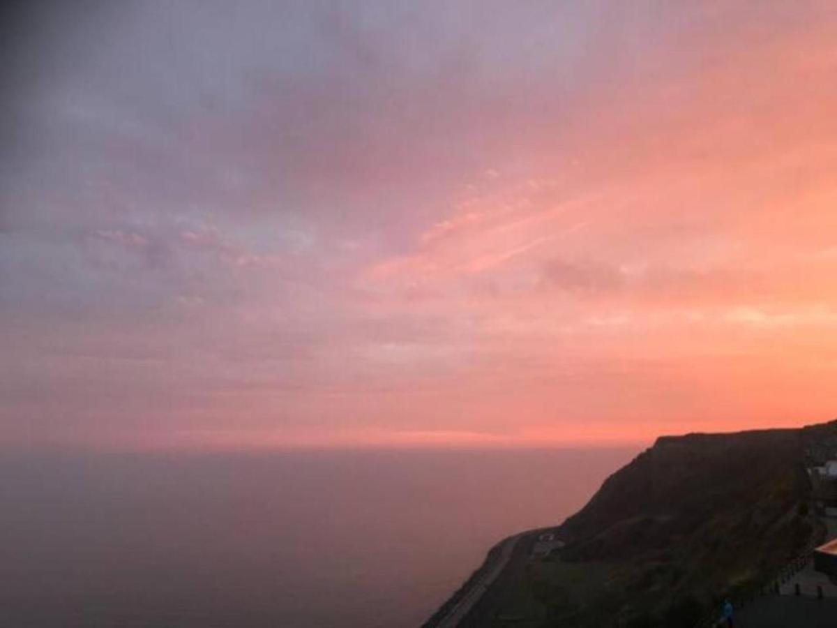 Seascape - Fantastic Location With Sea Views! Apartment Scarborough Bagian luar foto